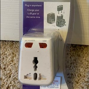 UNIVERSAL PLUG ADAPTER w USB CHARGER